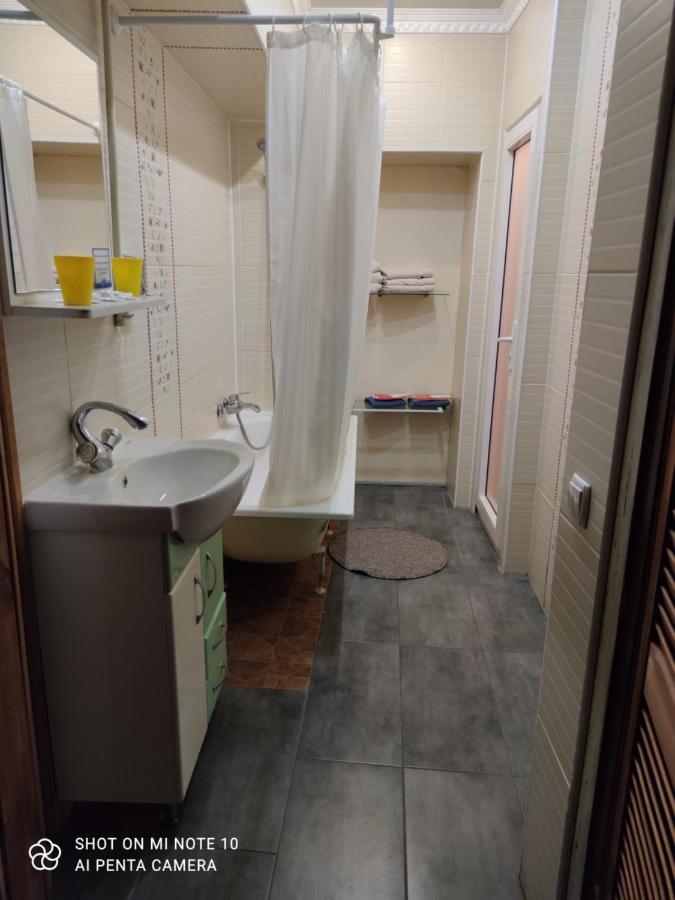 Yellow Unlimited Hotel 4 ハルキウ エクステリア 写真